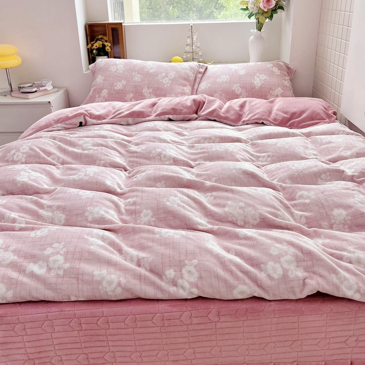 91家纺网 家纺一手货源 找家纺 恋尚羽家纺 2025新款印花牛奶绒大床裙床盖四件套 浅朵粉