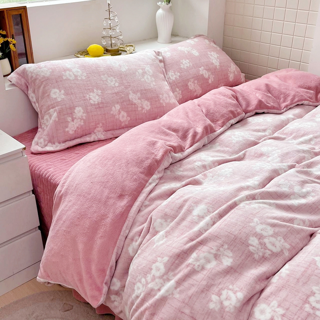 91家纺网 家纺一手货源 找家纺 恋尚羽家纺 2025新款印花牛奶绒大床裙床盖四件套 浅朵粉