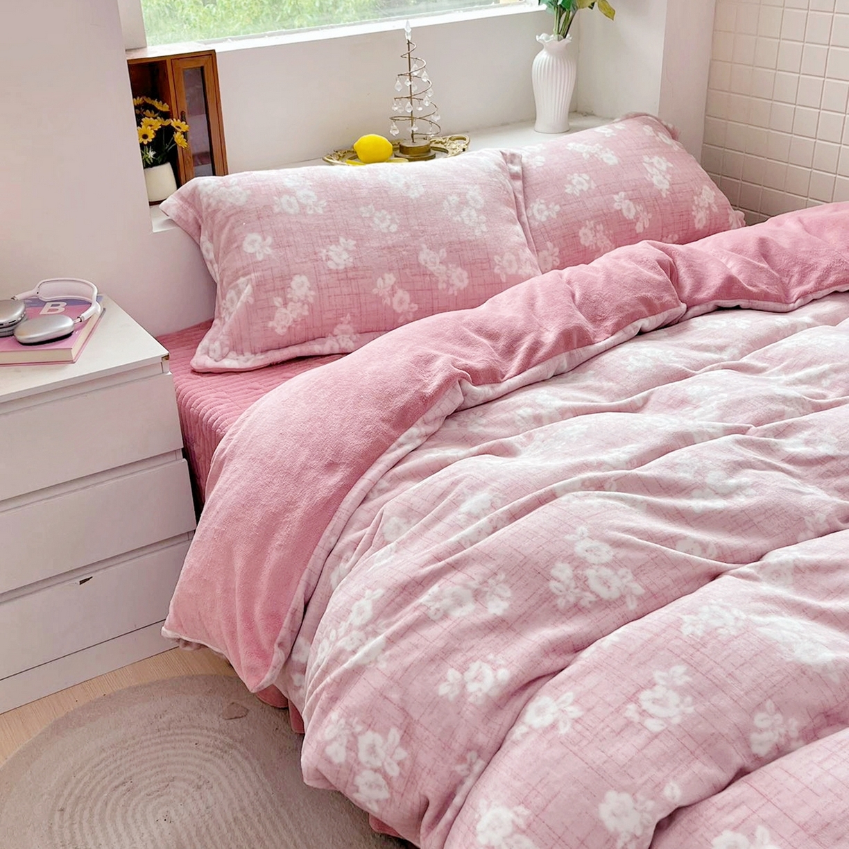 91家纺网 家纺一手货源 找家纺 恋尚羽家纺 2025新款印花牛奶绒大床裙床盖四件套 浅朵粉