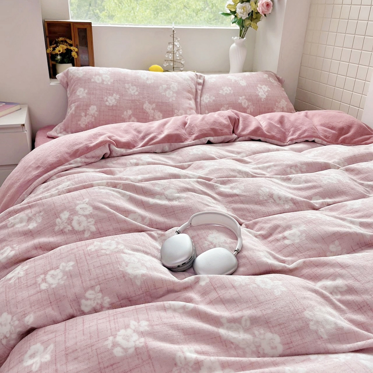 91家纺网 家纺一手货源 找家纺 恋尚羽家纺 2025新款印花牛奶绒大床裙床盖四件套 浅朵粉