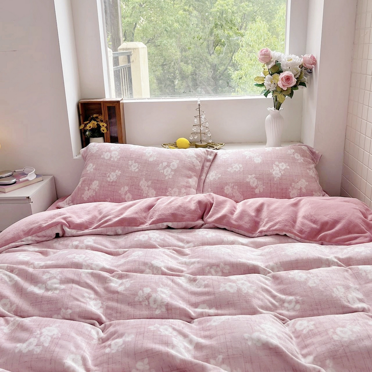 91家纺网 家纺一手货源 找家纺 恋尚羽家纺 2025新款印花牛奶绒大床裙床盖四件套 浅朵粉