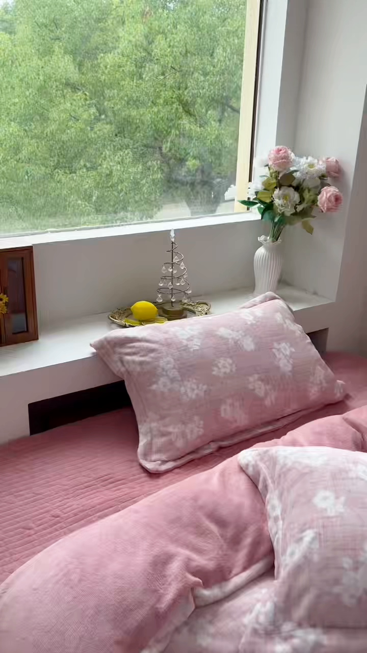 91家纺网 家纺一手货源 找家纺 恋尚羽家纺 2025新款印花牛奶绒大床裙床盖四件套 浅朵粉