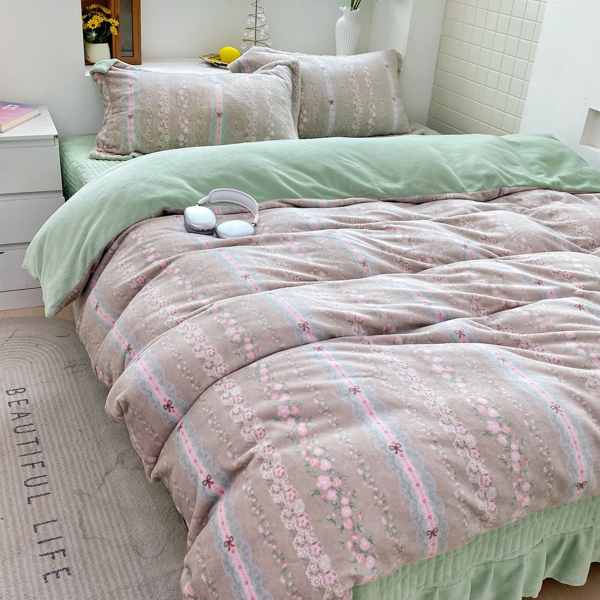 91家纺网 家纺一手货源 找家纺 恋尚羽家纺 2025新款印花牛奶绒大床裙床盖四件套 雨棠