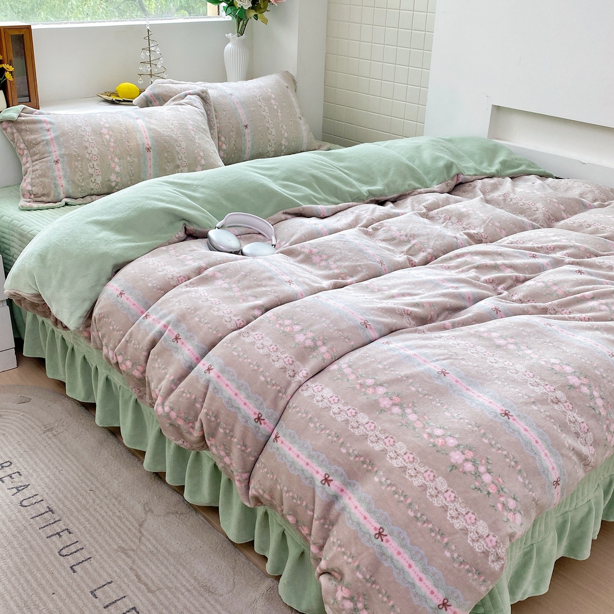 91家纺网 家纺一手货源 找家纺 恋尚羽家纺 2025新款印花牛奶绒大床裙床盖四件套 雨棠