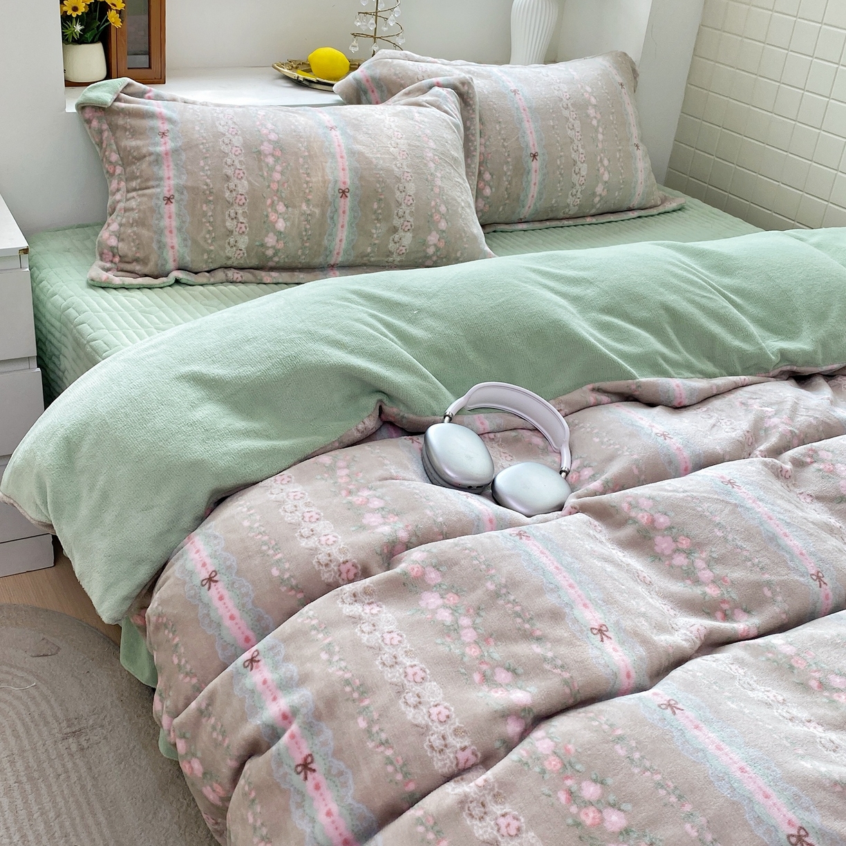 91家纺网 家纺一手货源 找家纺 恋尚羽家纺 2025新款印花牛奶绒大床裙床盖四件套 雨棠