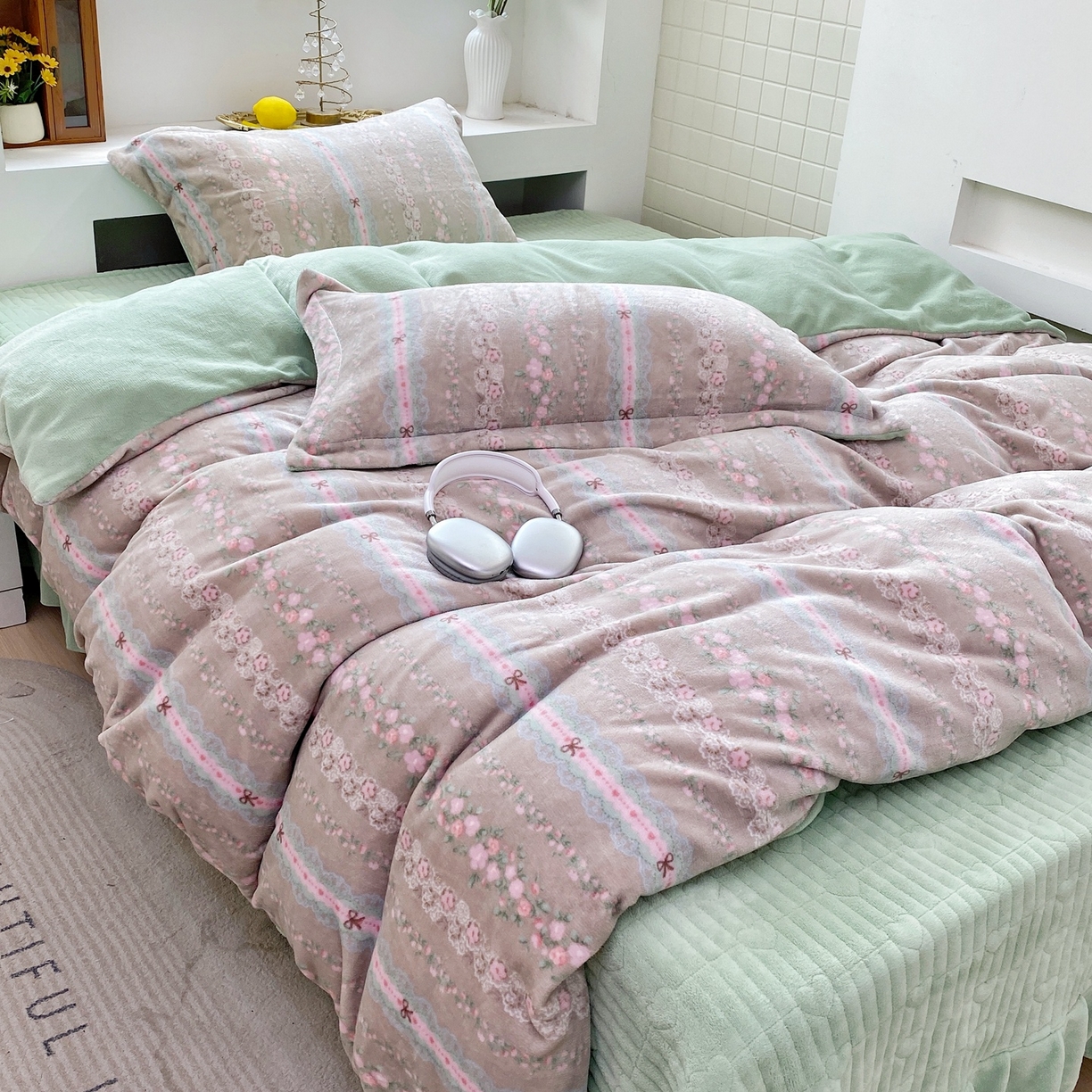 91家纺网 家纺一手货源 找家纺 恋尚羽家纺 2025新款印花牛奶绒大床裙床盖四件套 雨棠