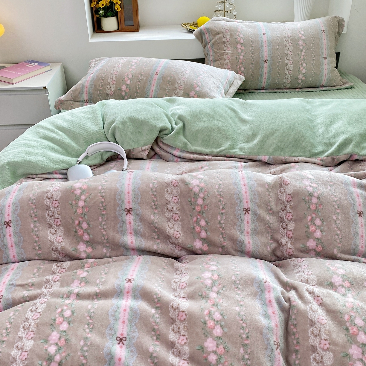 91家纺网 家纺一手货源 找家纺 恋尚羽家纺 2025新款印花牛奶绒大床裙床盖四件套 雨棠