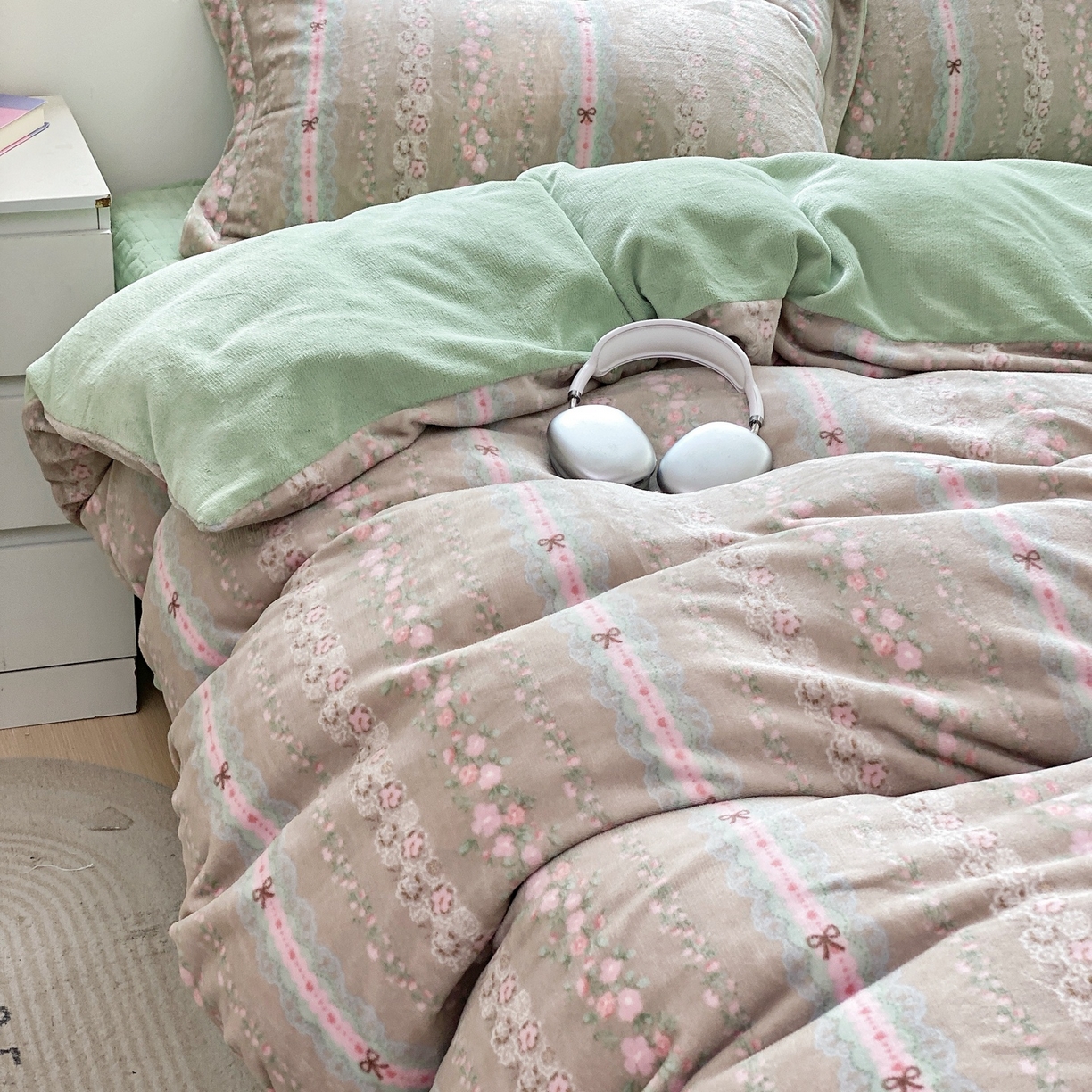 91家纺网 家纺一手货源 找家纺 恋尚羽家纺 2025新款印花牛奶绒大床裙床盖四件套 雨棠