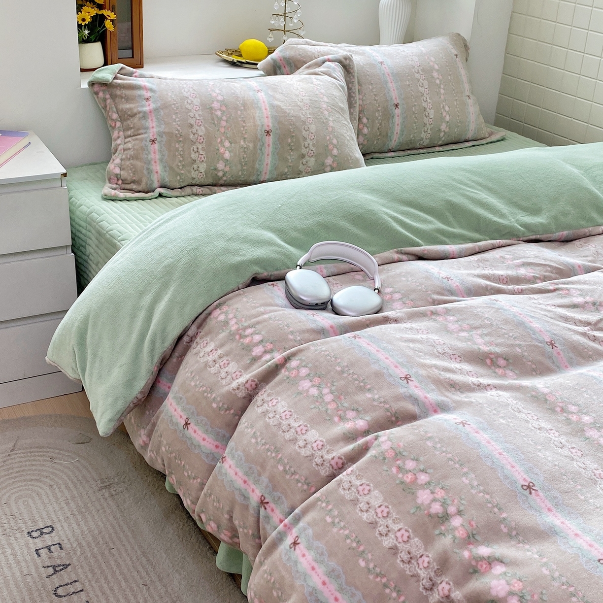 91家纺网 家纺一手货源 找家纺 恋尚羽家纺 2025新款印花牛奶绒大床裙床盖四件套 雨棠