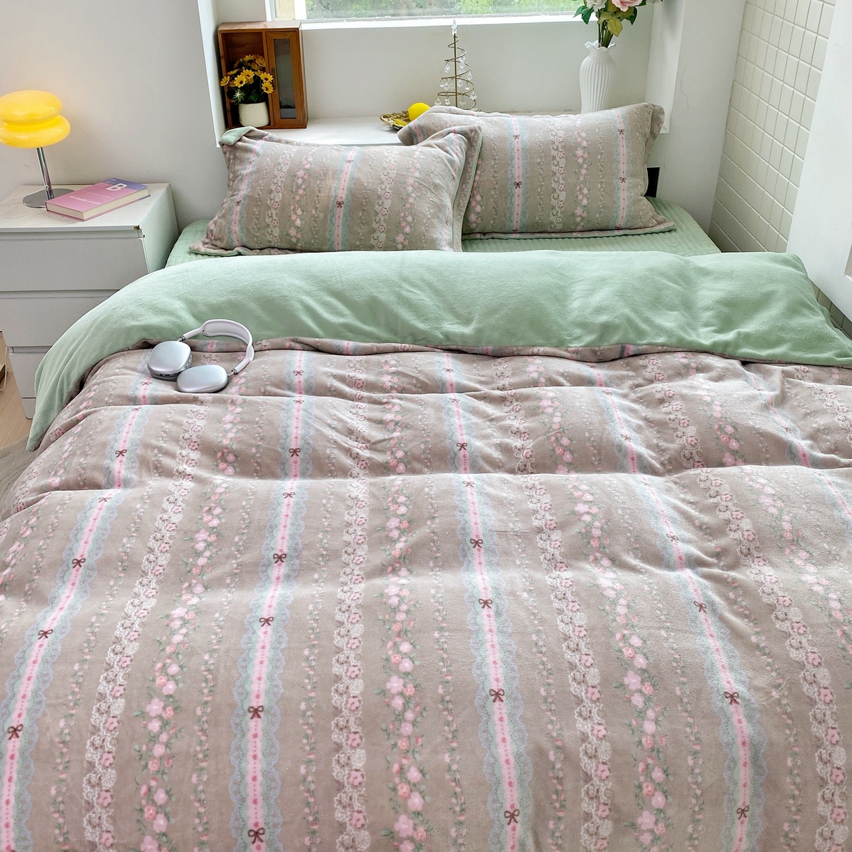 91家纺网 家纺一手货源 找家纺 恋尚羽家纺 2025新款印花牛奶绒大床裙床盖四件套 雨棠