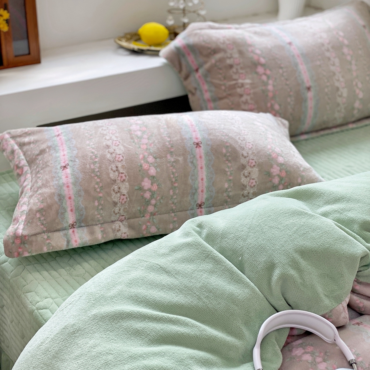 91家纺网 家纺一手货源 找家纺 恋尚羽家纺 2025新款印花牛奶绒大床裙床盖四件套 雨棠