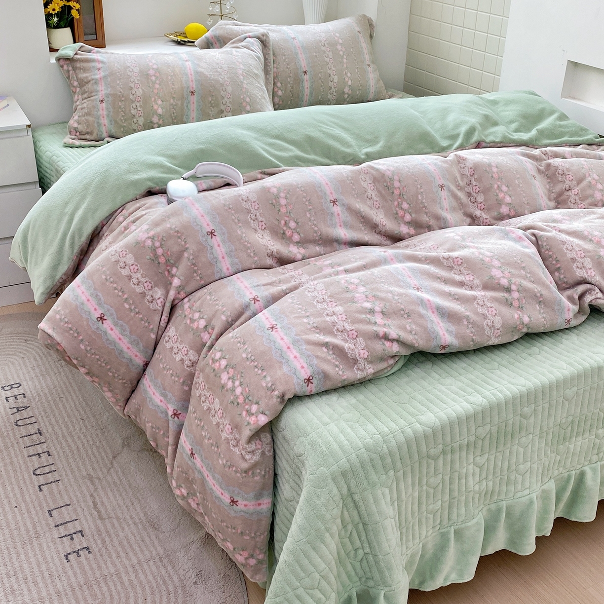 91家纺网 家纺一手货源 找家纺 恋尚羽家纺 2025新款印花牛奶绒大床裙床盖四件套 雨棠