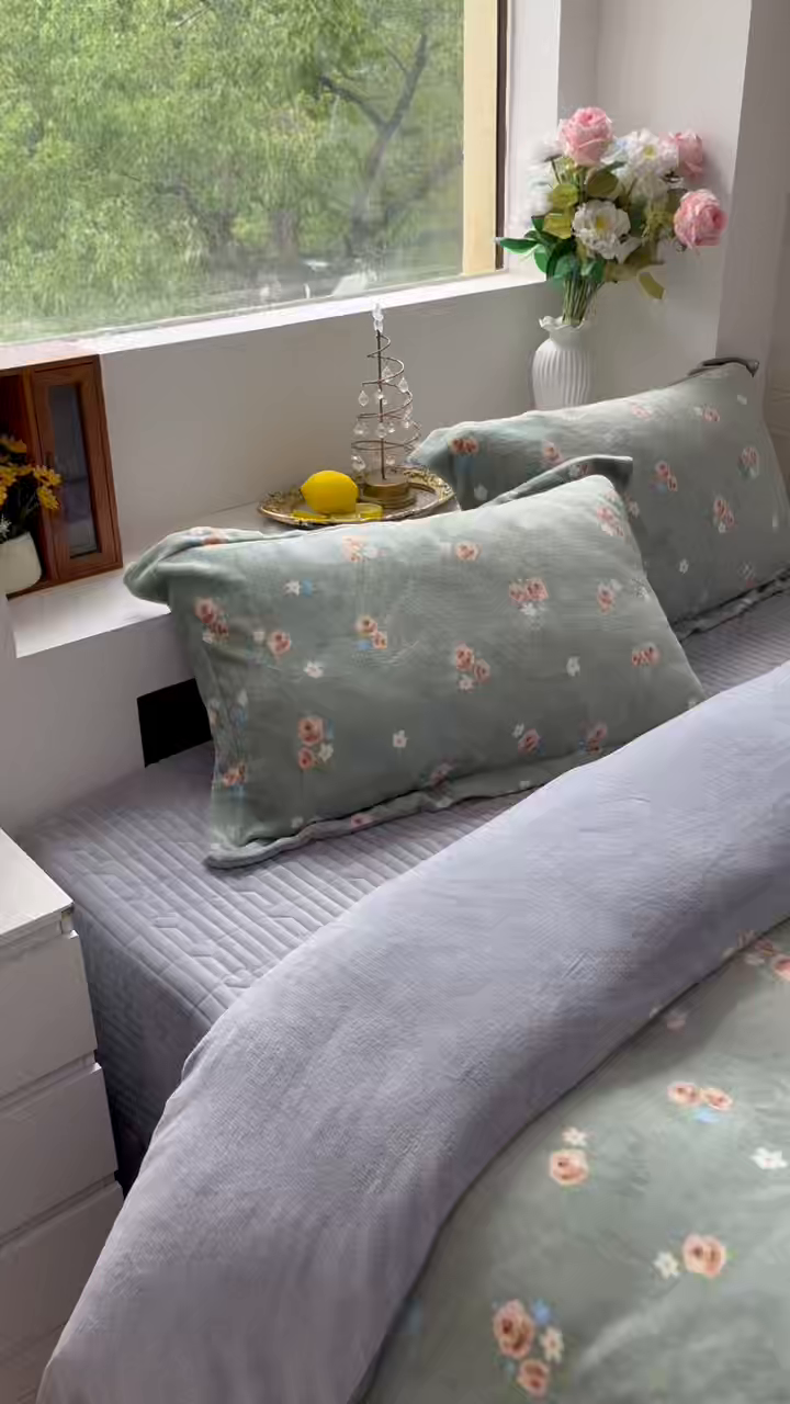 91家纺网 家纺一手货源 找家纺 恋尚羽家纺 2025新款印花牛奶绒大床裙床盖四件套 约定