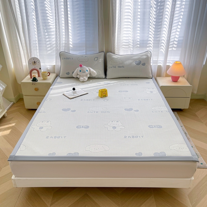 91家纺网 家纺一手货源 找家纺 小叮当家纺仓储工厂店 2025新款冰豆豆凉席冰丝席凉豆豆凉席-灵萌系列-床席款 灵萌条席-兔宝熊-灰