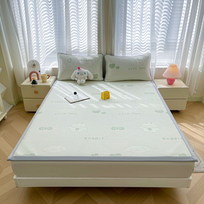 91家纺网 家纺一手货源 找家纺 小叮当家纺仓储工厂店 2025新款冰豆豆凉席冰丝席凉豆豆凉席-灵萌系列-床席款 灵萌条席-兔宝熊-绿