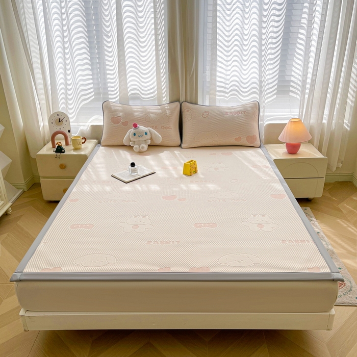 91家纺网 家纺一手货源 找家纺 小叮当家纺仓储工厂店 2025新款冰豆豆凉席冰丝席凉豆豆凉席-灵萌系列-床席款 灵萌条席-兔宝熊-粉