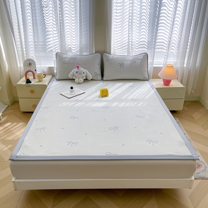 91家纺网 家纺一手货源 找家纺 小叮当家纺仓储工厂店 2025新款冰豆豆凉席冰丝席凉豆豆凉席-灵萌系列-床席款 灵萌条席-圆点蝴蝶结-灰