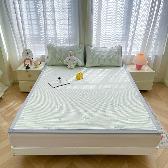 91家纺网 家纺一手货源 找家纺 小叮当家纺仓储工厂店 2025新款冰豆豆凉席冰丝席凉豆豆凉席-灵萌系列-床席款 灵萌条席-圆点蝴蝶结-绿