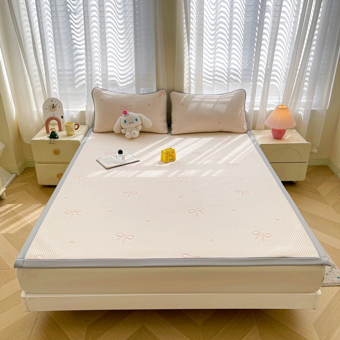 91家纺网 家纺一手货源 找家纺 小叮当家纺仓储工厂店 2025新款冰豆豆凉席冰丝席凉豆豆凉席-灵萌系列-床席款 灵萌条席-圆点蝴蝶结-粉