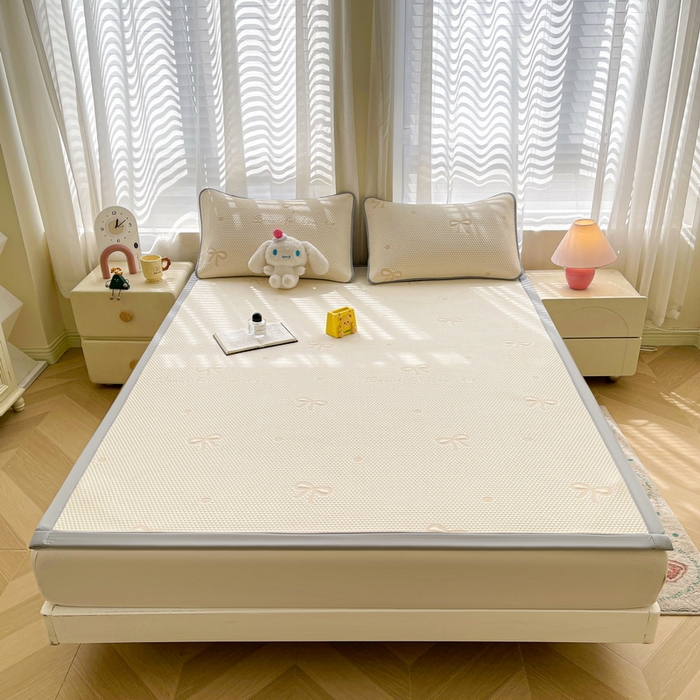 91家纺网 家纺一手货源 找家纺 小叮当家纺仓储工厂店 2025新款冰豆豆凉席冰丝席凉豆豆凉席-灵萌系列-床席款 灵萌条席-圆点蝴蝶结-咖