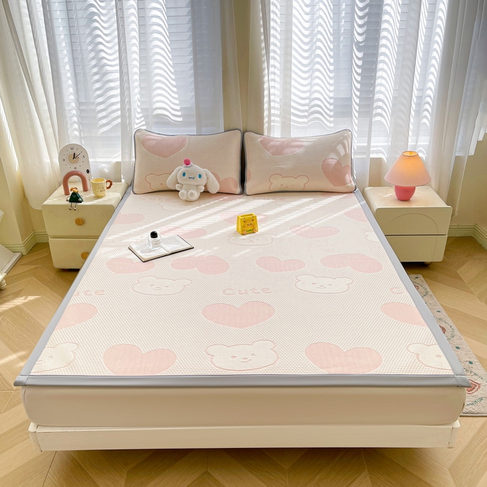 91家纺网 家纺一手货源 找家纺 小叮当家纺仓储工厂店 2025新款冰豆豆凉席冰丝席凉豆豆凉席-灵萌系列-床席款 灵萌条席-大爱心熊-粉