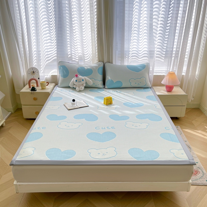 91家纺网 家纺一手货源 找家纺 小叮当家纺仓储工厂店 2025新款冰豆豆凉席冰丝席凉豆豆凉席-灵萌系列-床席款 灵萌条席-大爱心熊-蓝