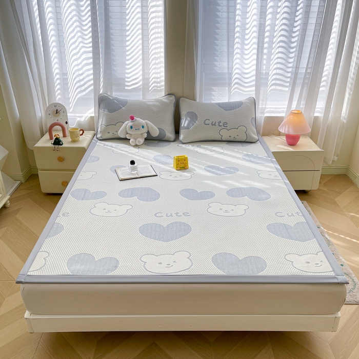 91家纺网 家纺一手货源 找家纺 小叮当家纺仓储工厂店 2025新款冰豆豆凉席冰丝席凉豆豆凉席-灵萌系列-床席款 灵萌条席-大爱心熊-灰