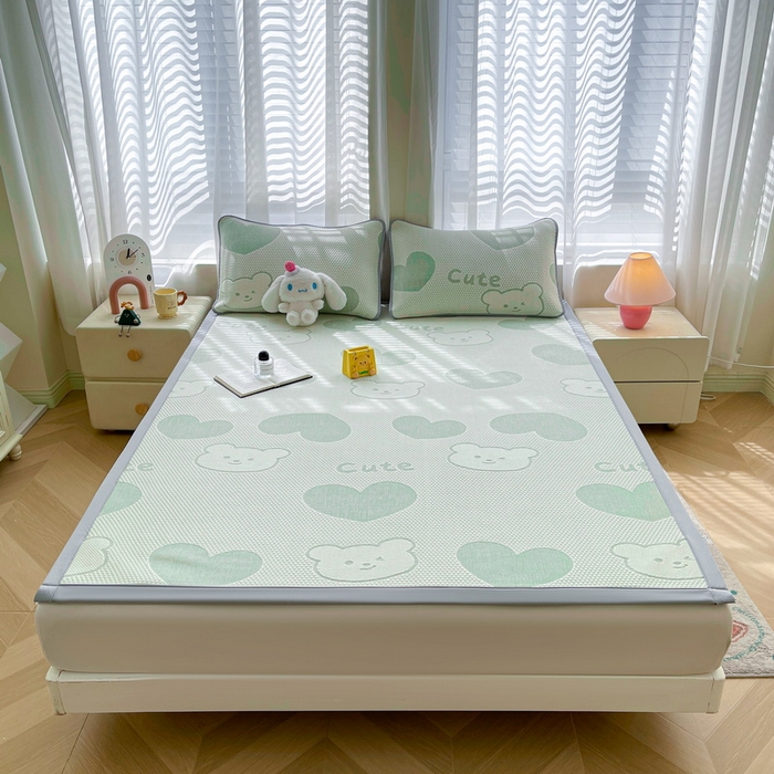 91家纺网 家纺一手货源 找家纺 小叮当家纺仓储工厂店 2025新款冰豆豆凉席冰丝席凉豆豆凉席-灵萌系列-床席款 灵萌条席-大爱心熊-绿