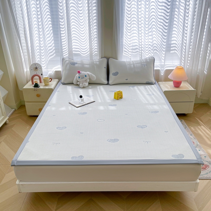 91家纺网 家纺一手货源 找家纺 小叮当家纺仓储工厂店 2025新款冰豆豆凉席冰丝席凉豆豆凉席-灵萌系列-床席款 灵萌条席-爱心蝴蝶结-灰