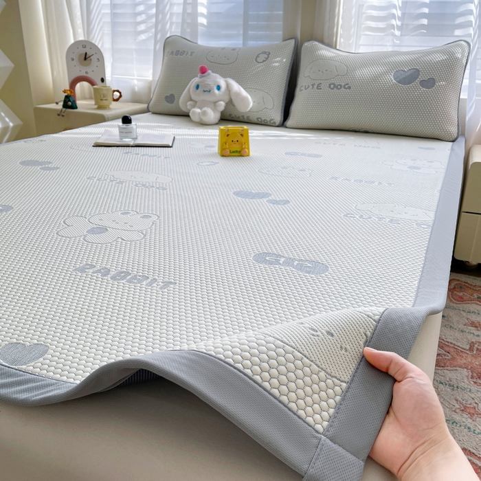 91家纺网 家纺一手货源 找家纺 小叮当家纺仓储工厂店 2025新款冰豆豆凉席冰丝席凉豆豆凉席-灵萌系列-床席款 灵萌条席-兔宝熊-灰
