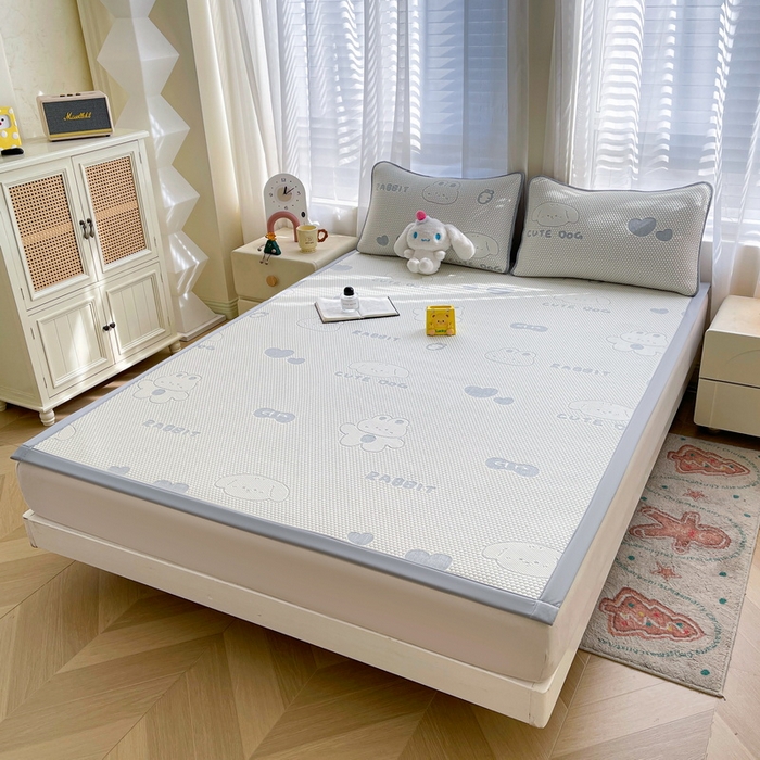 91家纺网 家纺一手货源 找家纺 小叮当家纺仓储工厂店 2025新款冰豆豆凉席冰丝席凉豆豆凉席-灵萌系列-床席款 灵萌条席-兔宝熊-灰