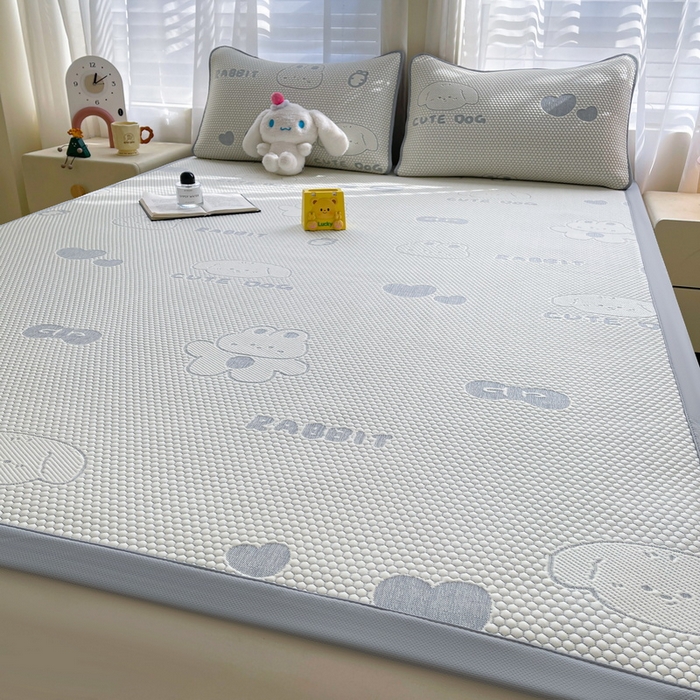 91家纺网 家纺一手货源 找家纺 小叮当家纺仓储工厂店 2025新款冰豆豆凉席冰丝席凉豆豆凉席-灵萌系列-床席款 灵萌条席-兔宝熊-灰