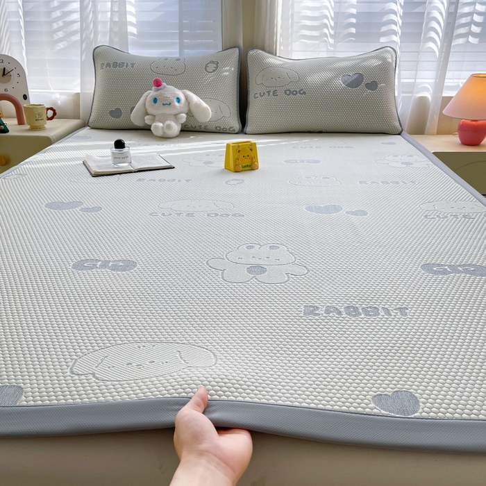 91家纺网 家纺一手货源 找家纺 小叮当家纺仓储工厂店 2025新款冰豆豆凉席冰丝席凉豆豆凉席-灵萌系列-床席款 灵萌条席-兔宝熊-灰