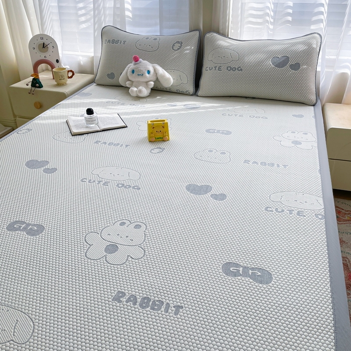 91家纺网 家纺一手货源 找家纺 小叮当家纺仓储工厂店 2025新款冰豆豆凉席冰丝席凉豆豆凉席-灵萌系列-床席款 灵萌条席-兔宝熊-灰