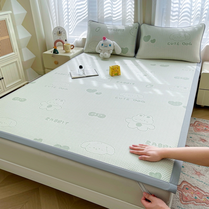 91家纺网 家纺一手货源 找家纺 小叮当家纺仓储工厂店 2025新款冰豆豆凉席冰丝席凉豆豆凉席-灵萌系列-床席款 灵萌条席-兔宝熊-绿