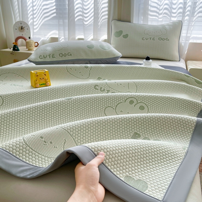 91家纺网 家纺一手货源 找家纺 小叮当家纺仓储工厂店 2025新款冰豆豆凉席冰丝席凉豆豆凉席-灵萌系列-床席款 灵萌条席-兔宝熊-绿