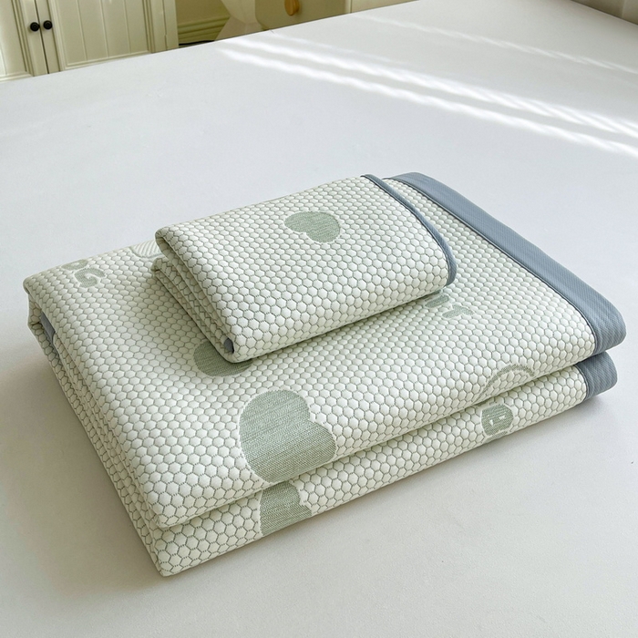 91家纺网 家纺一手货源 找家纺 小叮当家纺仓储工厂店 2025新款冰豆豆凉席冰丝席凉豆豆凉席-灵萌系列-床席款 灵萌条席-兔宝熊-绿