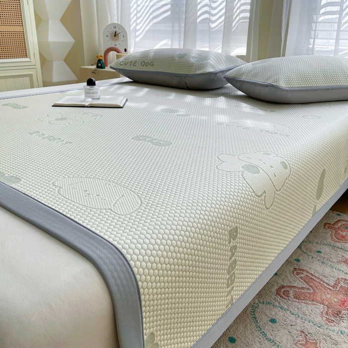 91家纺网 家纺一手货源 找家纺 小叮当家纺仓储工厂店 2025新款冰豆豆凉席冰丝席凉豆豆凉席-灵萌系列-床席款 灵萌条席-兔宝熊-绿