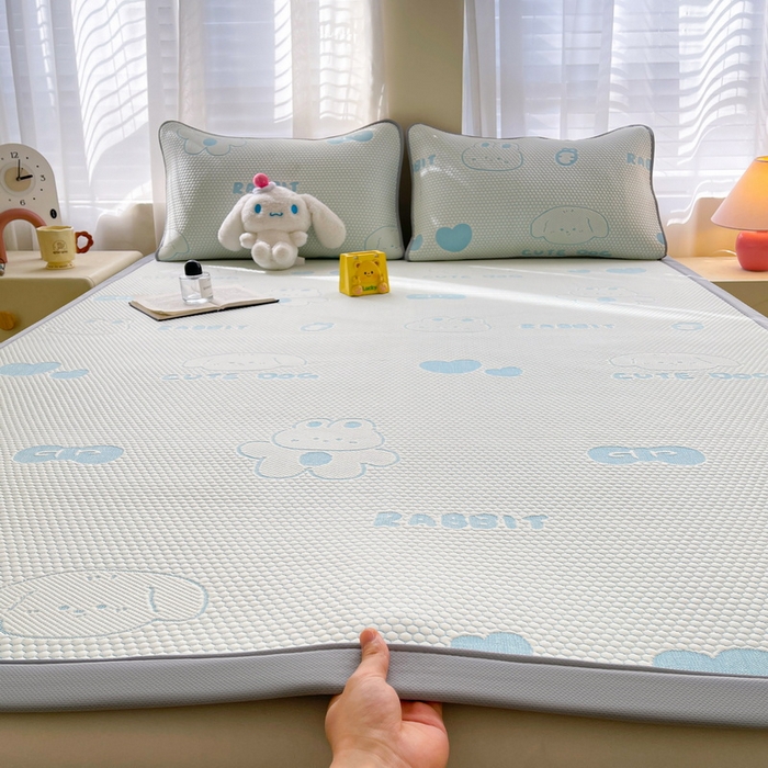 91家纺网 家纺一手货源 找家纺 小叮当家纺仓储工厂店 2025新款冰豆豆凉席冰丝席凉豆豆凉席-灵萌系列-床席款 灵萌条席-兔宝熊-蓝