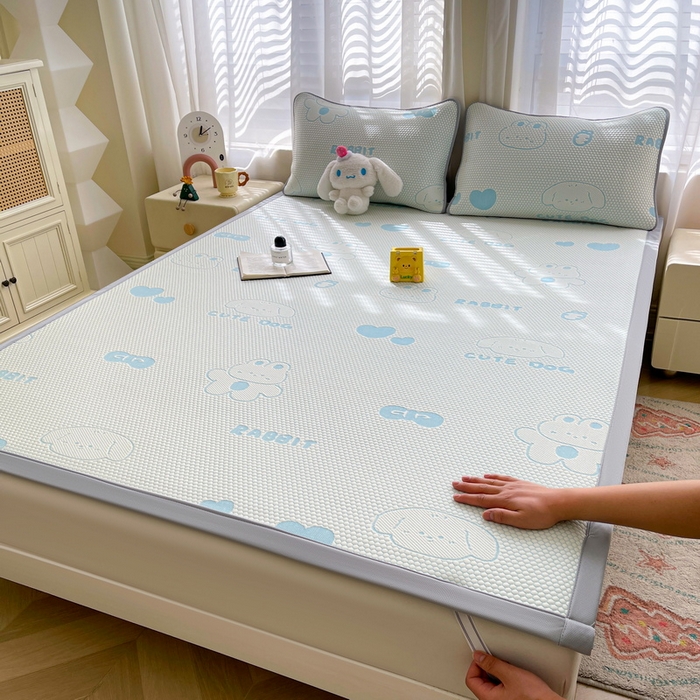 91家纺网 家纺一手货源 找家纺 小叮当家纺仓储工厂店 2025新款冰豆豆凉席冰丝席凉豆豆凉席-灵萌系列-床席款 灵萌条席-兔宝熊-蓝