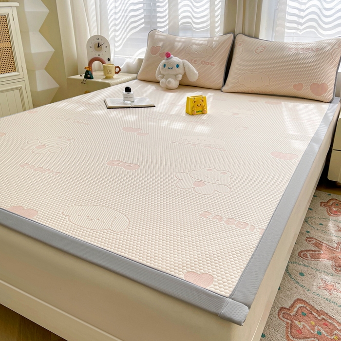 91家纺网 家纺一手货源 找家纺 小叮当家纺仓储工厂店 2025新款冰豆豆凉席冰丝席凉豆豆凉席-灵萌系列-床席款 灵萌条席-兔宝熊-粉