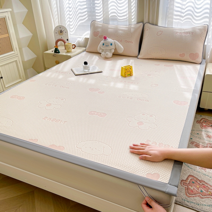 91家纺网 家纺一手货源 找家纺 小叮当家纺仓储工厂店 2025新款冰豆豆凉席冰丝席凉豆豆凉席-灵萌系列-床席款 灵萌条席-兔宝熊-粉