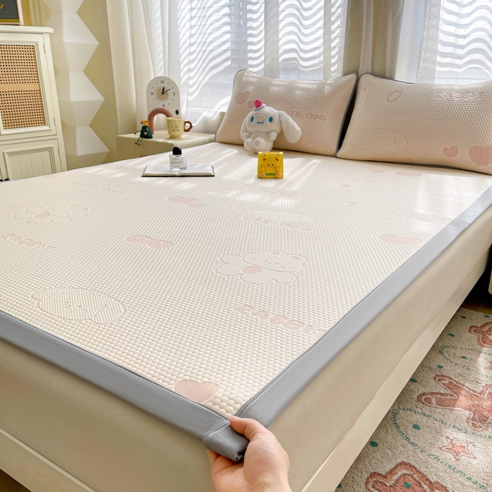 91家纺网 家纺一手货源 找家纺 小叮当家纺仓储工厂店 2025新款冰豆豆凉席冰丝席凉豆豆凉席-灵萌系列-床席款 灵萌条席-兔宝熊-粉