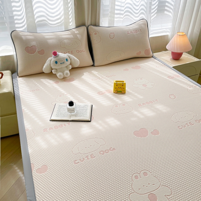 91家纺网 家纺一手货源 找家纺 小叮当家纺仓储工厂店 2025新款冰豆豆凉席冰丝席凉豆豆凉席-灵萌系列-床席款 灵萌条席-兔宝熊-粉