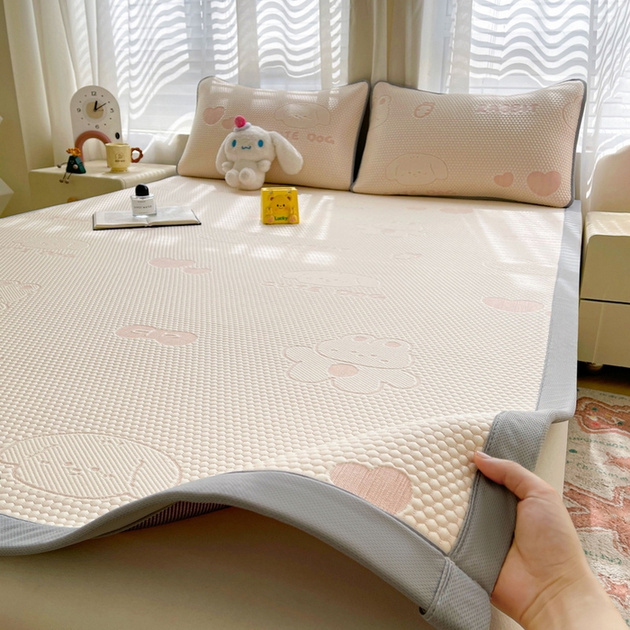 91家纺网 家纺一手货源 找家纺 小叮当家纺仓储工厂店 2025新款冰豆豆凉席冰丝席凉豆豆凉席-灵萌系列-床席款 灵萌条席-兔宝熊-粉