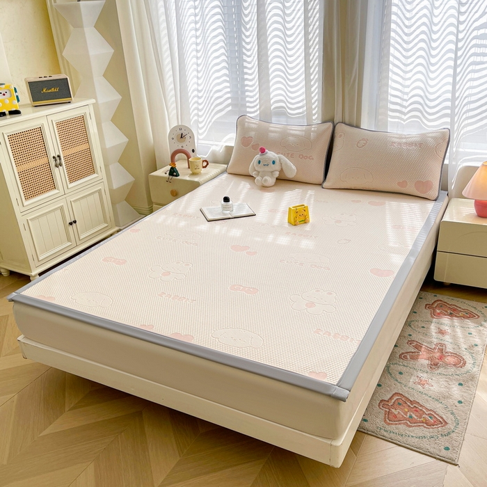 91家纺网 家纺一手货源 找家纺 小叮当家纺仓储工厂店 2025新款冰豆豆凉席冰丝席凉豆豆凉席-灵萌系列-床席款 灵萌条席-兔宝熊-粉