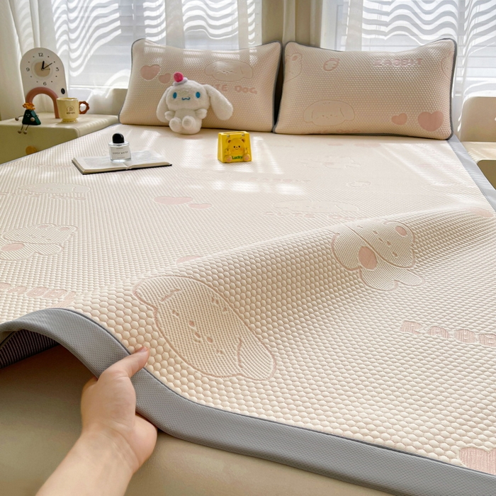 91家纺网 家纺一手货源 找家纺 小叮当家纺仓储工厂店 2025新款冰豆豆凉席冰丝席凉豆豆凉席-灵萌系列-床席款 灵萌条席-兔宝熊-粉