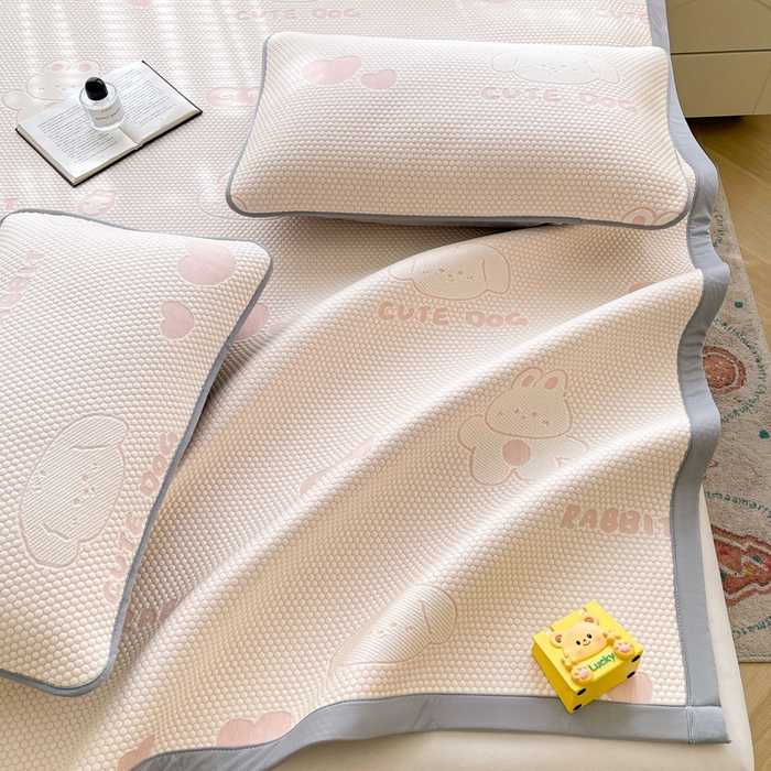 91家纺网 家纺一手货源 找家纺 小叮当家纺仓储工厂店 2025新款冰豆豆凉席冰丝席凉豆豆凉席-灵萌系列-床席款 灵萌条席-兔宝熊-粉