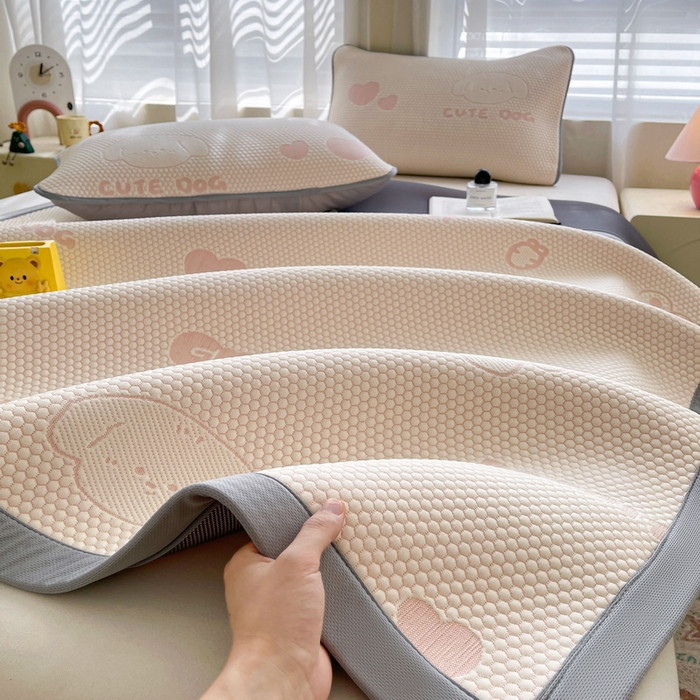 91家纺网 家纺一手货源 找家纺 小叮当家纺仓储工厂店 2025新款冰豆豆凉席冰丝席凉豆豆凉席-灵萌系列-床席款 灵萌条席-兔宝熊-粉