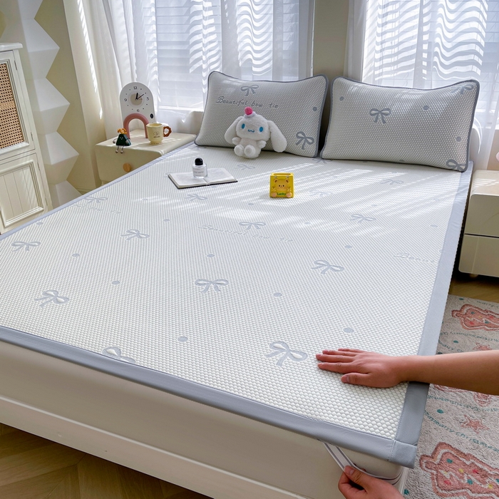 91家纺网 家纺一手货源 找家纺 小叮当家纺仓储工厂店 2025新款冰豆豆凉席冰丝席凉豆豆凉席-灵萌系列-床席款 灵萌条席-圆点蝴蝶结-灰